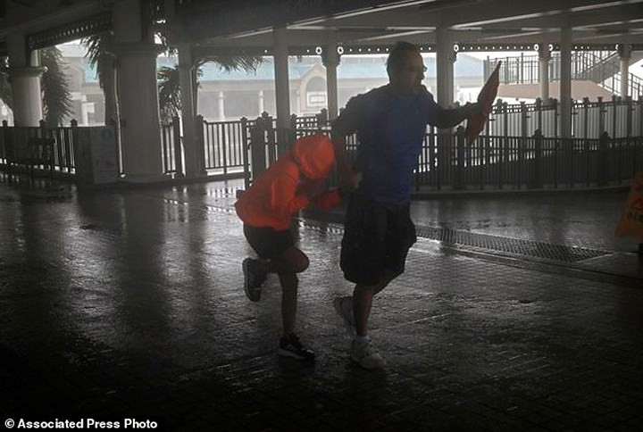 Do bo vao Hong Kong, bao Mangkhut co suc gio tren 200km/h-Hinh-6