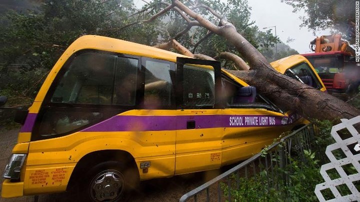 Do bo vao Hong Kong, bao Mangkhut co suc gio tren 200km/h-Hinh-8