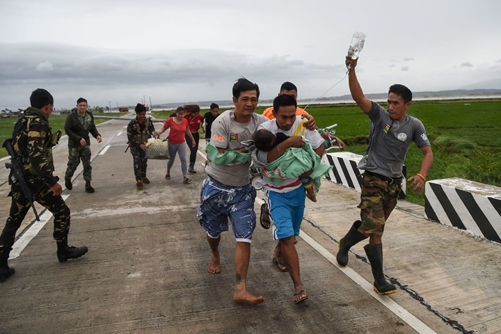 Tan pha nang ne Philippines, bao Mangkhut dang tien thang den Viet Nam-Hinh-15