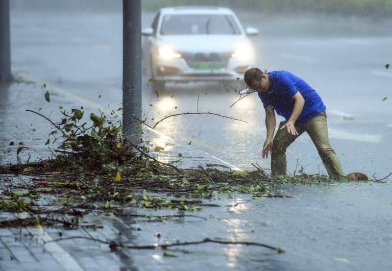 Cua kinh vo vun tai cao oc Hong Kong sau bao Mangkhut-Hinh-8