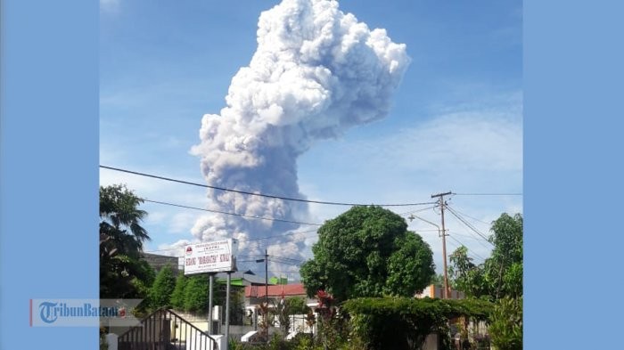 Video: Nui lua Indonesia phun trao du doi o dao bi dong dat song than