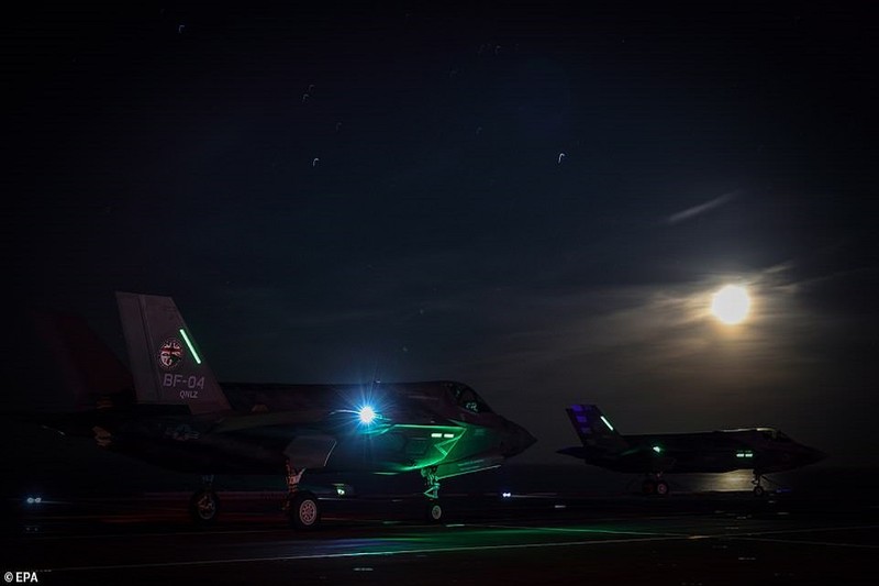 F-35B dep “ma mi” tren tau san bay trong dem toi-Hinh-12