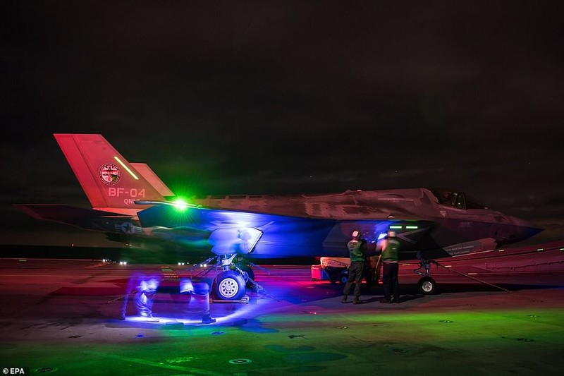F-35B dep “ma mi” tren tau san bay trong dem toi-Hinh-2