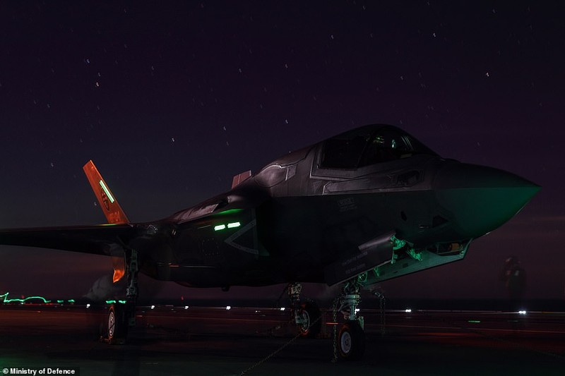 F-35B dep “ma mi” tren tau san bay trong dem toi-Hinh-4