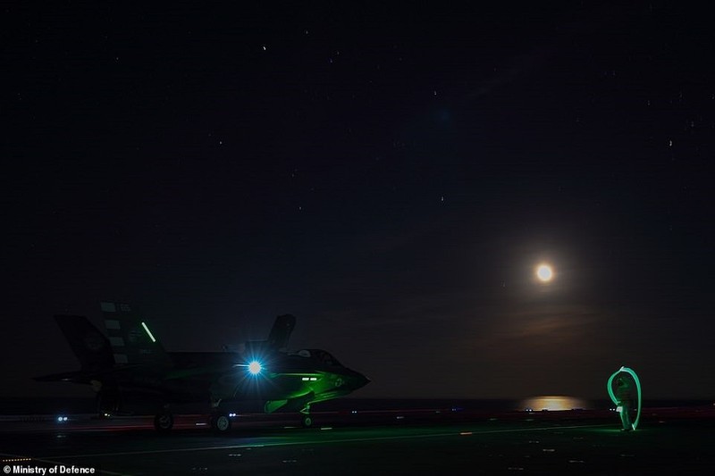 F-35B dep “ma mi” tren tau san bay trong dem toi-Hinh-7