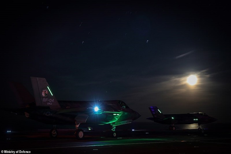 F-35B dep “ma mi” tren tau san bay trong dem toi-Hinh-8