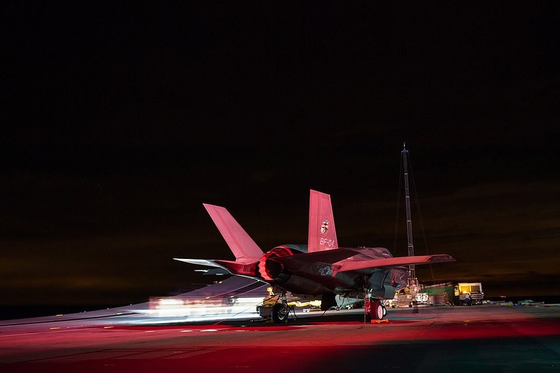 F-35B dep “ma mi” tren tau san bay trong dem toi-Hinh-9