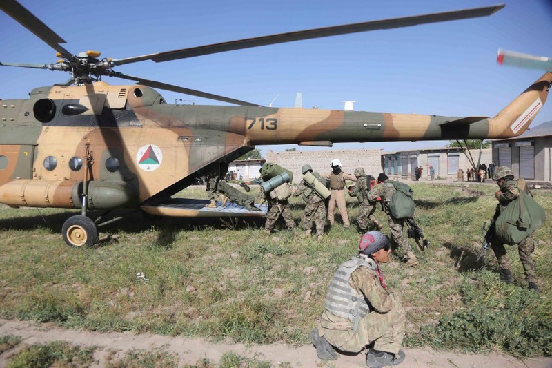 Roi truc thang quan su o Afghanistan, moi con mat do don ve Mi-17-Hinh-8