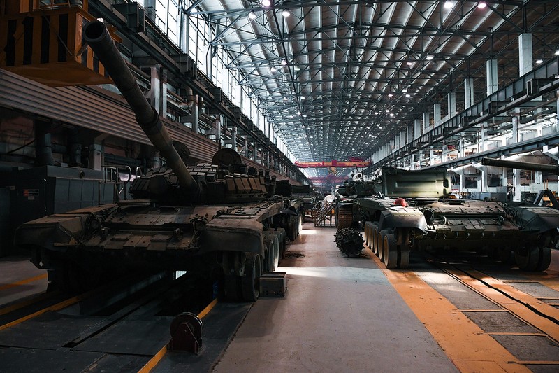Nong: Nga bat dau giao xe tang T-90 cho Viet Nam-Hinh-2