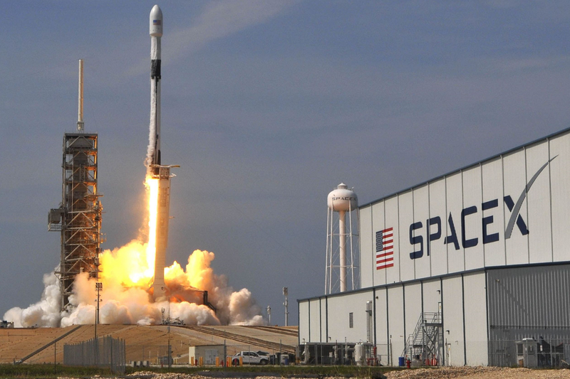SpaceX cua ty phu Elon Musk lan dau phong ve tinh quan su
