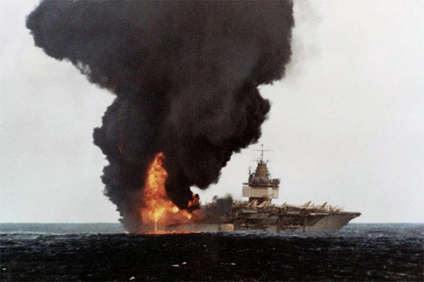 USS Enterprise va tai nan tham khoc nhat lich su Hai quan My-Hinh-12