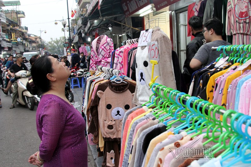 Khach Tay hao huc 'san' hang dong tren via he pho co ngay Tet-Hinh-16