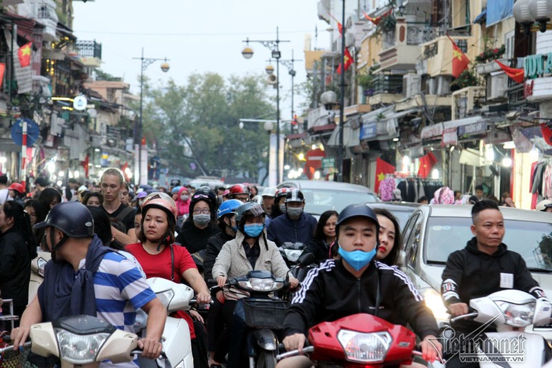 Khach Tay hao huc 'san' hang dong tren via he pho co ngay Tet