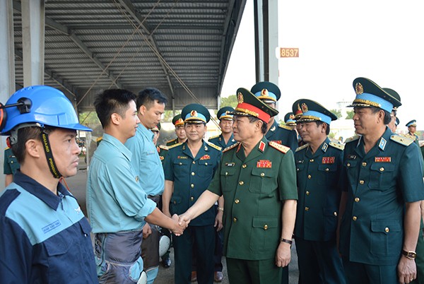 Dai tuong Ngo Xuan Lich - Bo truong Bo Quoc phong kiem tra Su doan 370-Hinh-2