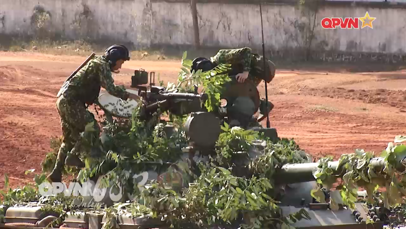 Cung linh xe tang Viet Nam kham pha ben trong T-55-Hinh-2