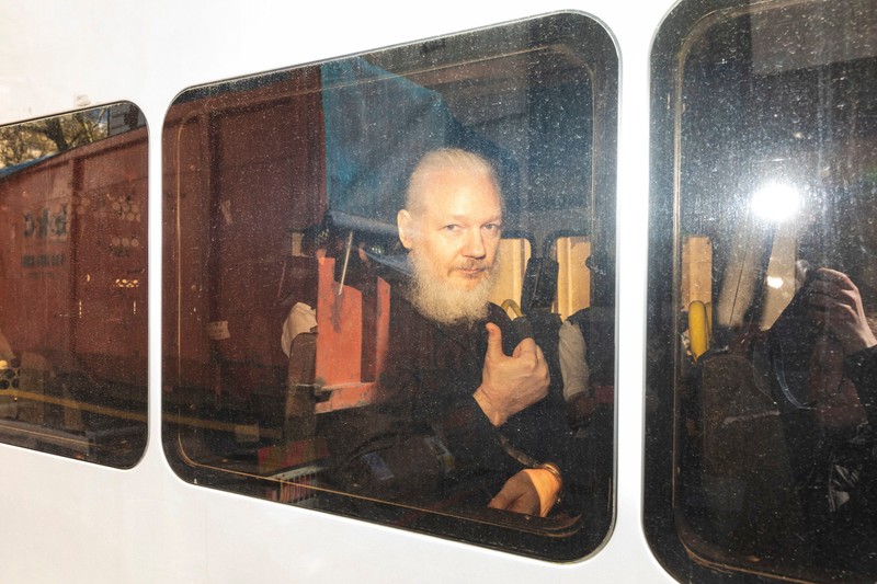 Ecuador cong bo chi phi bao ve ong Assange trong 7 nam