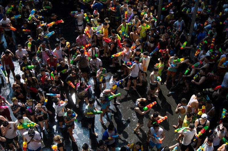 Nguoi Thai xuong duong te nuoc le Songkran, nhung bi cam khoa than-Hinh-11