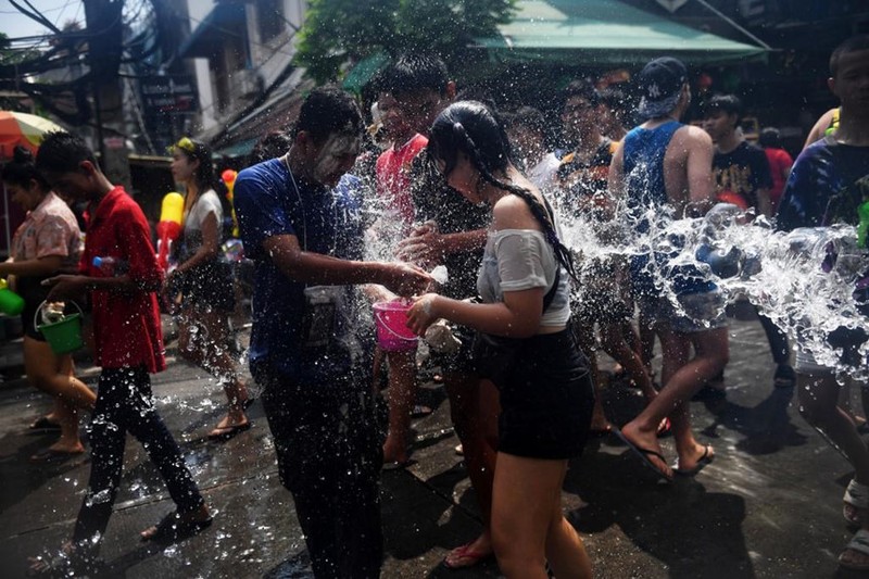 Nguoi Thai xuong duong te nuoc le Songkran, nhung bi cam khoa than-Hinh-2