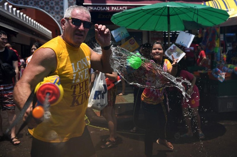 Nguoi Thai xuong duong te nuoc le Songkran, nhung bi cam khoa than-Hinh-3