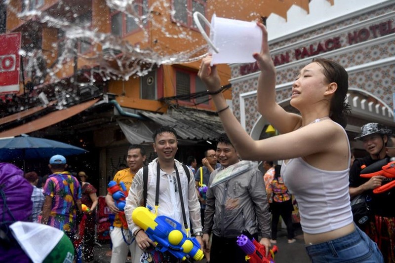 Nguoi Thai xuong duong te nuoc le Songkran, nhung bi cam khoa than