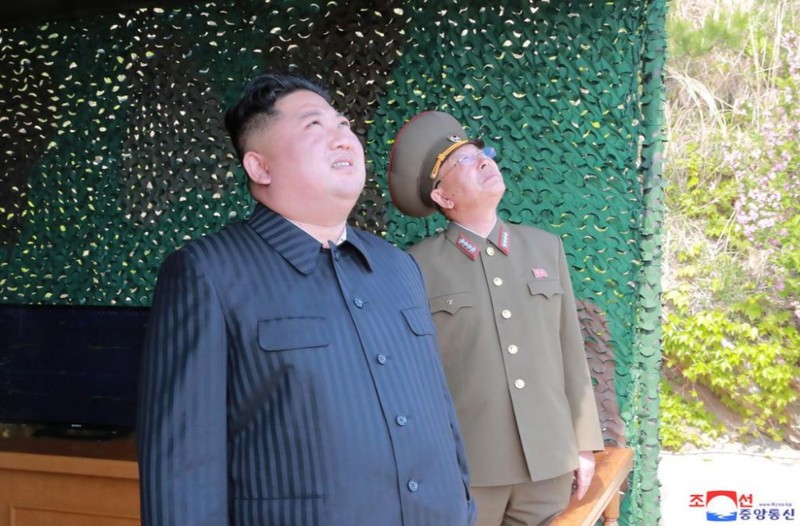 Nha lanh dao Kim Jong-un dich than thi sat thu nghiem vu khi moi-Hinh-2