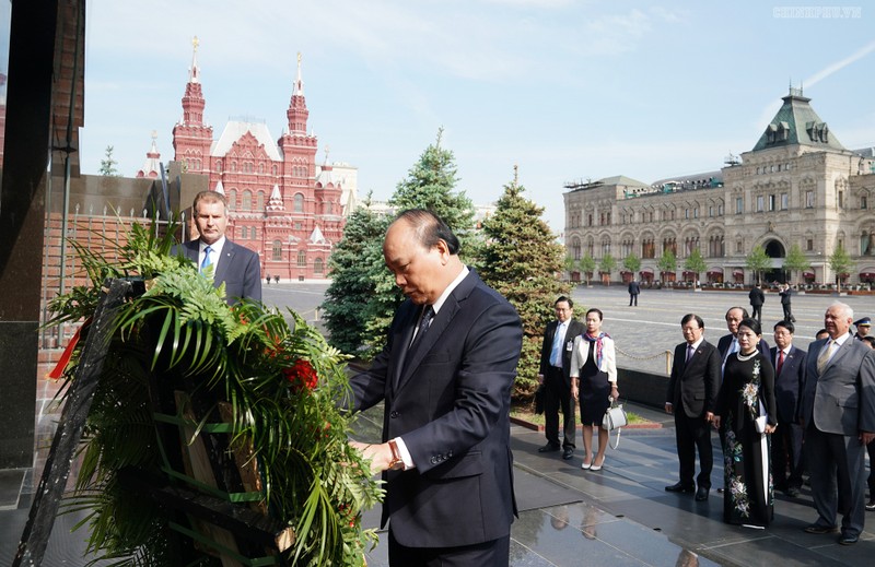 Thu tuong Nguyen Xuan Phuc hoi kien Tong thong Nga Vladimir Putin-Hinh-2