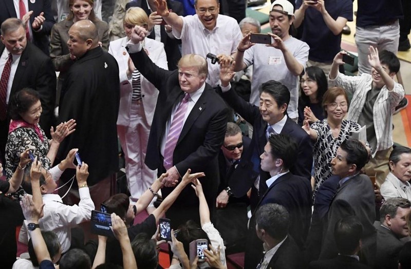 Nguoi Nhat phan khich khi ong Trump trao giai sumo-Hinh-2