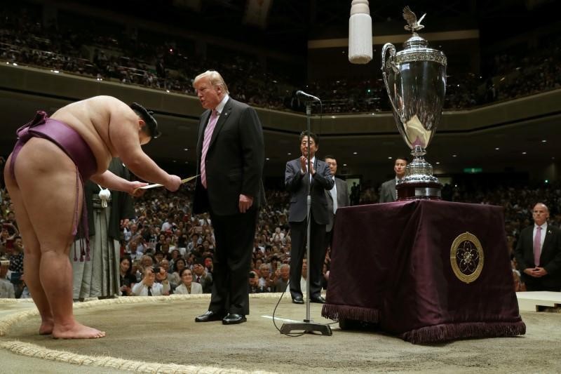 Nguoi Nhat phan khich khi ong Trump trao giai sumo-Hinh-9
