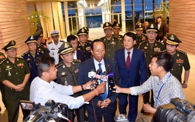 Bo truong Campuchia doi Thu tuong Singapore cai chinh ve quan tinh nguyen Viet Nam