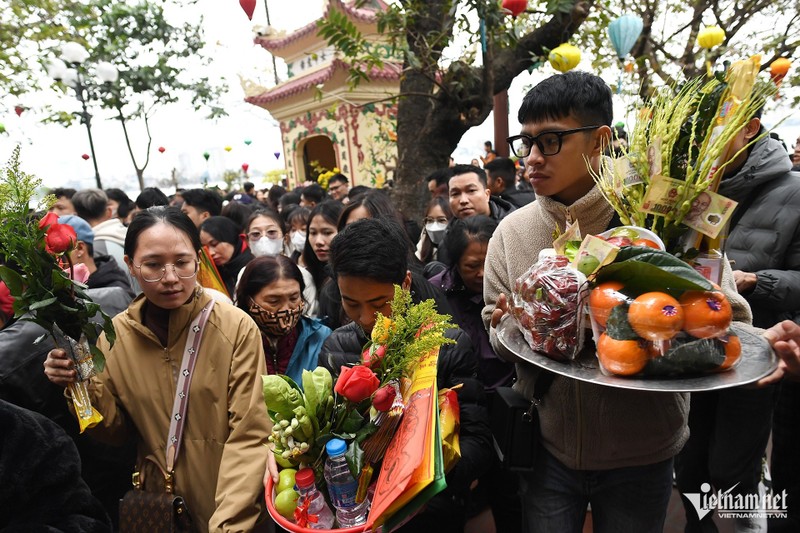 Phu Tay Ho dong nghet nguoi ngay dau di lam sau Tet-Hinh-5