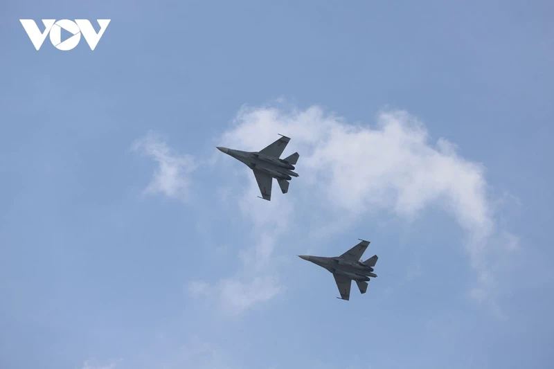 May bay Yak130 va Su-30MK2 nhao lon tren bau troi TP.HCM-Hinh-8