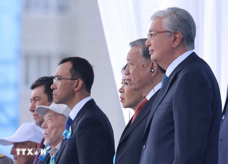 Tong Bi thu To Lam du Le duyet binh Ngay Chien thang phat xit o Kazakhstan