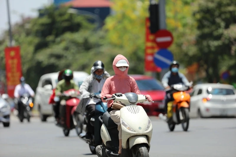 Thoi tiet 8/5: Bac Bo va Bac Trung Bo nang nong, chieu toi co mua rao