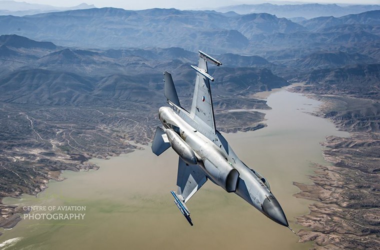 Hoanh trang canh F-35 sanh vai cung F-16 tac chien-Hinh-9