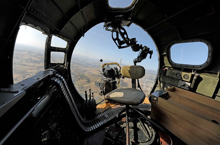 Day la thu khien Boeing B-17 duoc goi la &quot;phao dai bay&quot;-Hinh-6