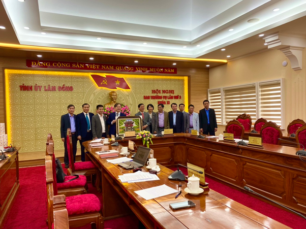 Đội ngũ trí thức góp phần đưa tỉnh Lâm Đồng phát triển nhanh và bền vững - Hình 5 Doi ngu tri thuc gop phan dua tinh Lam Dong phat trien nhanh va ben vung-Hinh-5