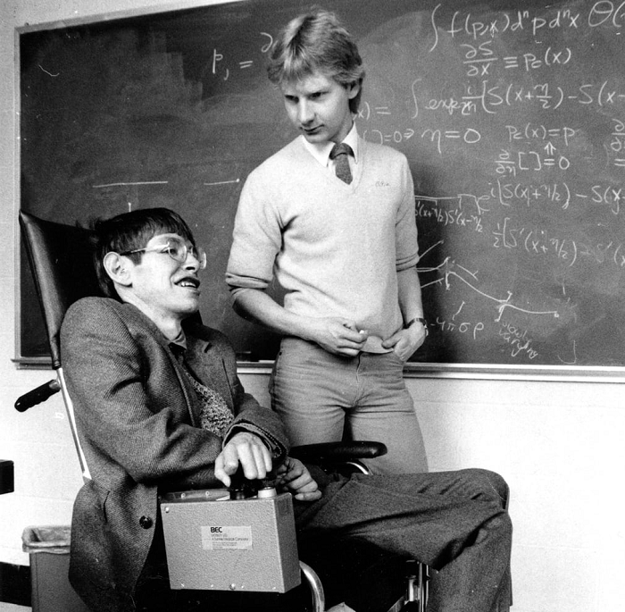 Sung sot thien tai Stephen Hawking tien tri ve ngay tan cua Trai Dat-Hinh-12