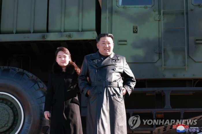 Ong Kim Jong-un lai xuat hien cung con gai trong su kien trong dai