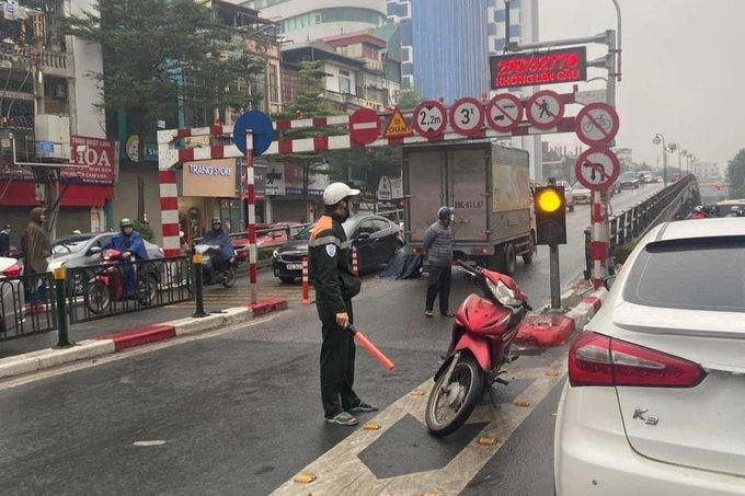 Ha Noi: Cay cau “bat on” da duoc lap camera thong minh-Hinh-3