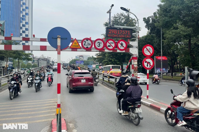 Ha Noi: Cay cau “bat on” da duoc lap camera thong minh-Hinh-4