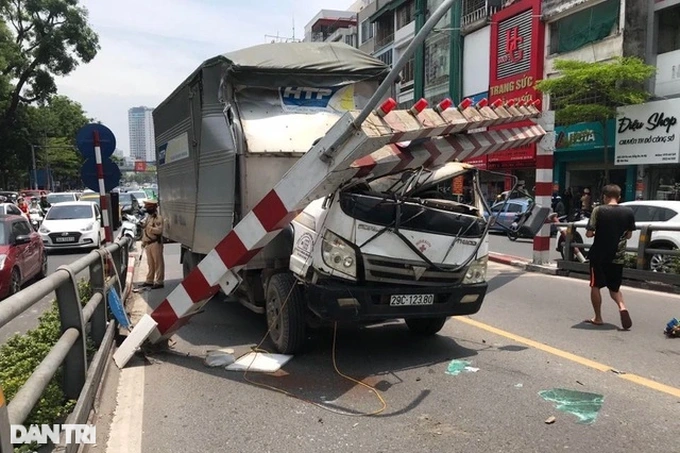 Ha Noi: Cay cau “bat on” da duoc lap camera thong minh