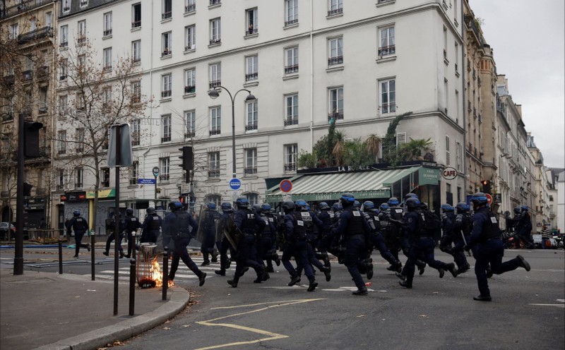 Dung do du doi giua canh sat va nguoi bieu tinh tai Paris-Hinh-8