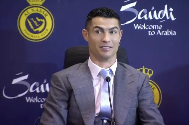 Ronaldo mac sai lam lon tai buoi hop bao dau tien voi Al Nassr