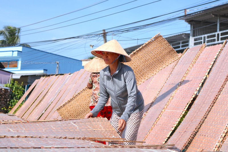 Banh trang mien Tay 'dat nhu tom tuoi' dip Tet-Hinh-13