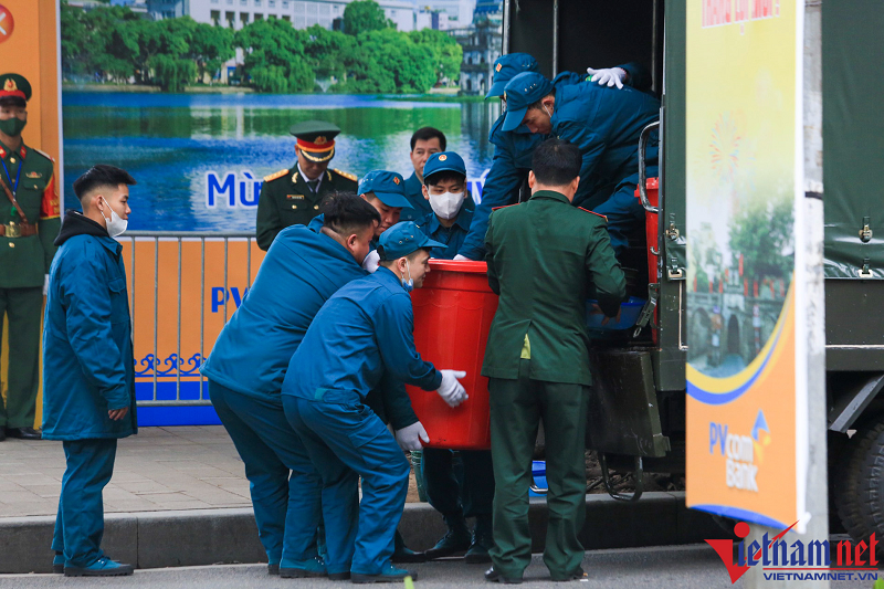 Ha Noi: Tam dung pho di bo Ho Guom de ban phao hoa-Hinh-4