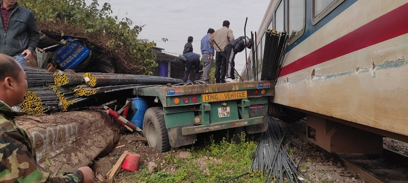 Xe dau keo bat can va cham voi tau hoa tai Ha Noi-Hinh-2