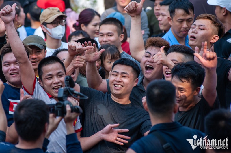 Kiet suc vi lao vao tranh cuop cay bong tai le hoi o Ha Noi-Hinh-13