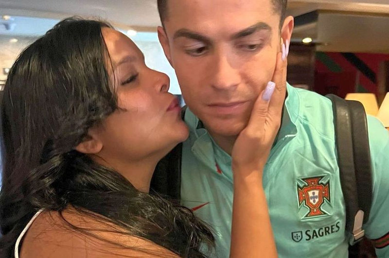 Ronaldo chong tra cao buoc tinh mot dem voi blogger noi tieng