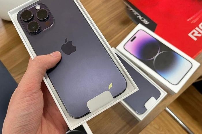 iPhone 14 Pro Max tim dinh loi troc son, iFan that vong