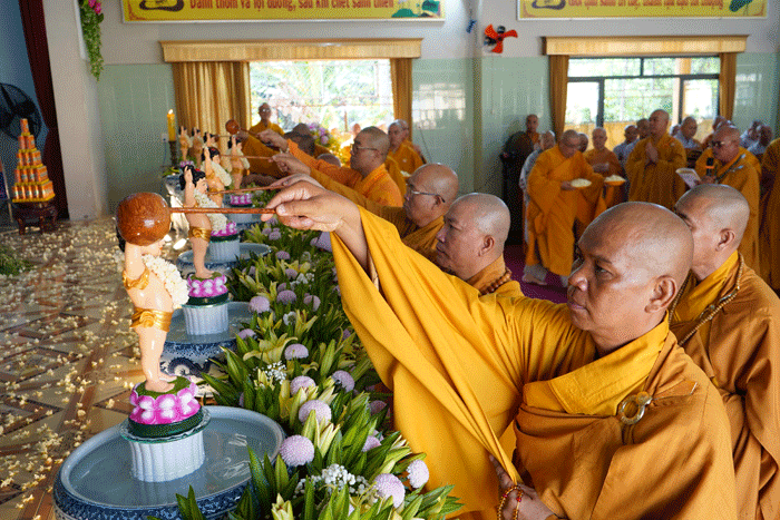 Lễ Phật Đản 2023: Việc nên làm để gia tăng phước báu - Hình 6 Le Phat Dan 2023: Viec nen lam de gia tang phuoc bau-Hinh-6